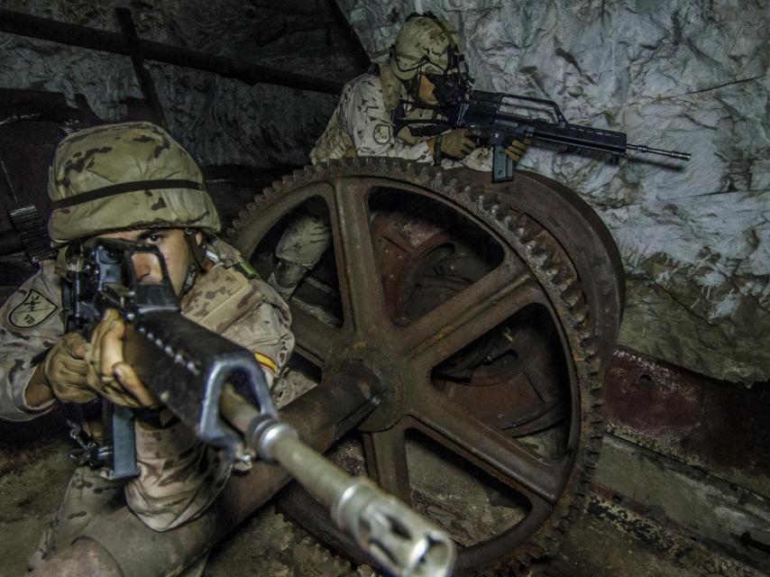 Efectivos en instrucción en las cuevas de Alquife (Granada).
