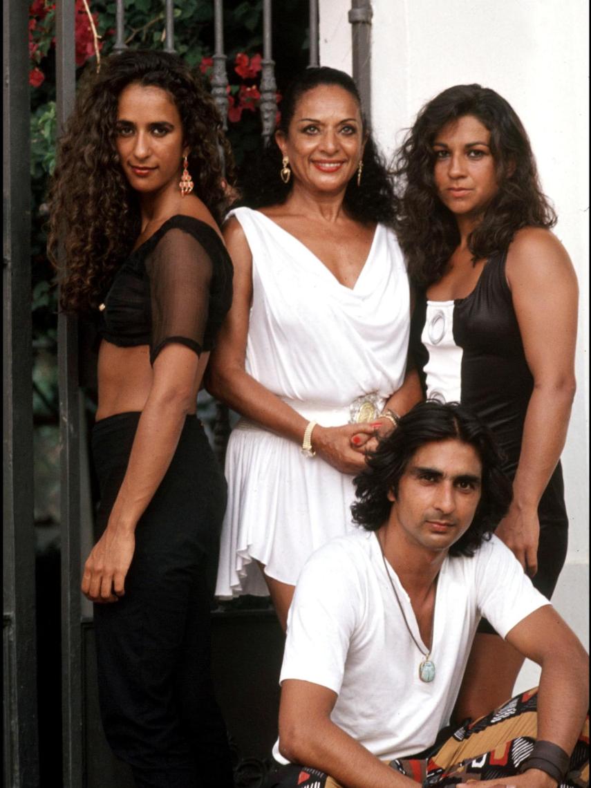 Lola Flores junto a sus tres hijos: Lolita, Rosario y Antonio.