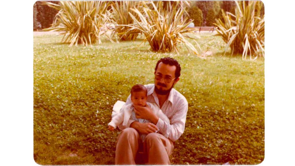 Villacís, en brazos de su padre, en el templo de Debod.