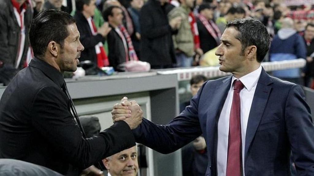 Simeone y Ernesto Valverde se saludan en un duelo.