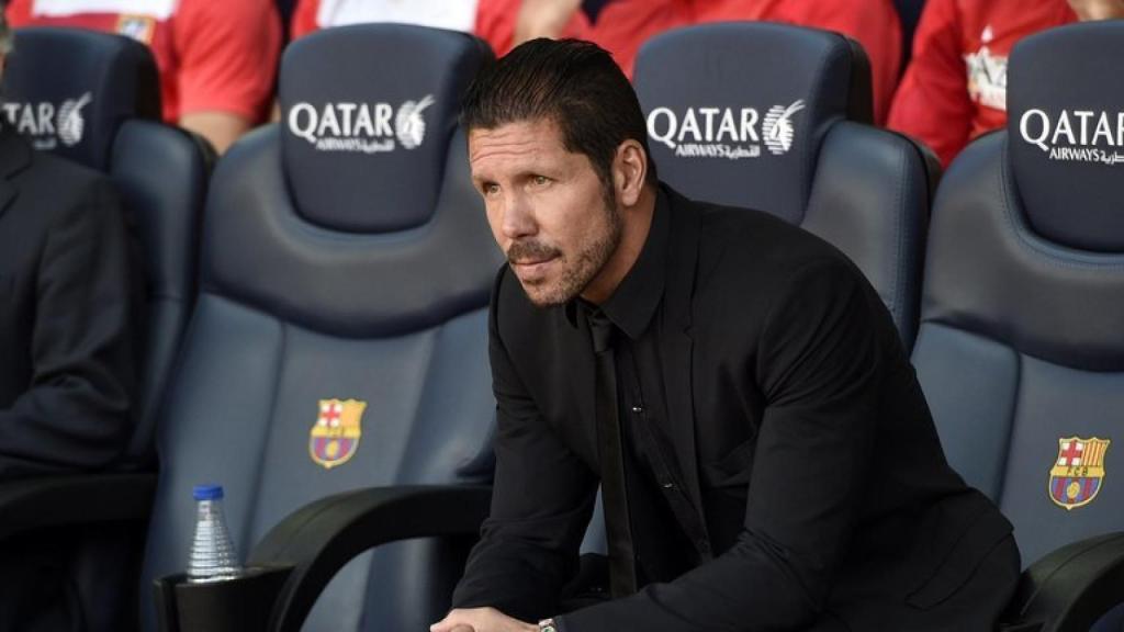 Simeone, en el banquillo del Camp Nou.