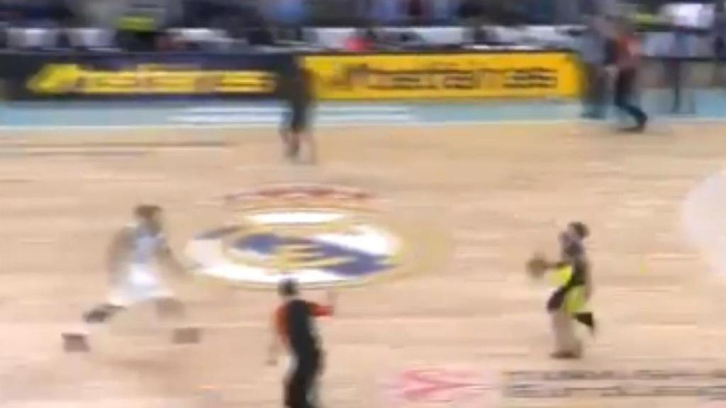 Ali Muhammed clava el triple desde su propio campo