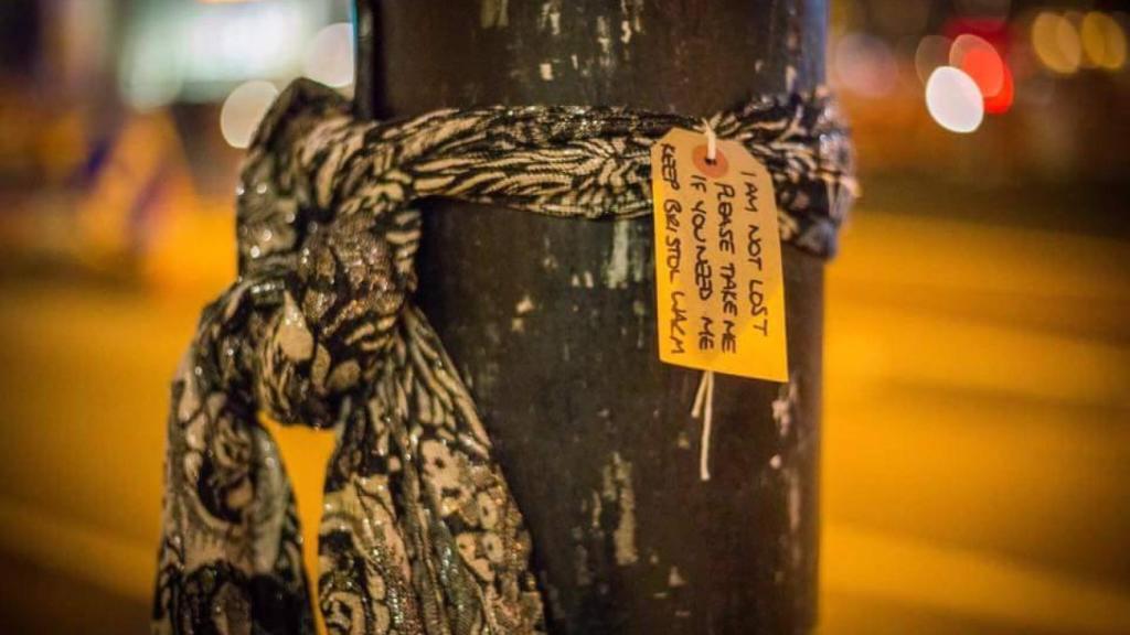 Atadas en árboles, farolas, bancos... cualquier sitio es bueno.