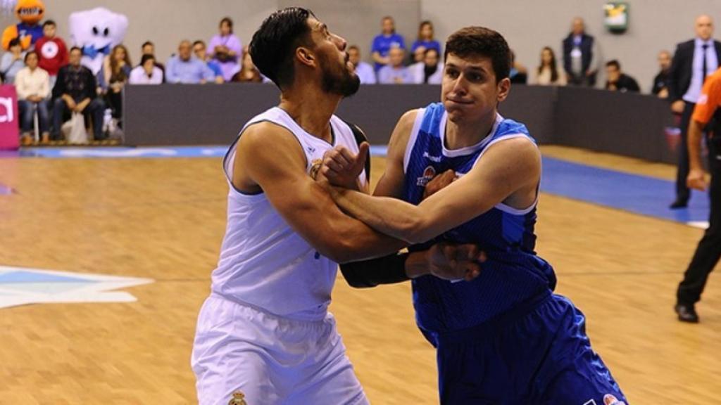 Ayón contra un jugador del San Pablo Burgos. Foto: sanpabloburgos.com