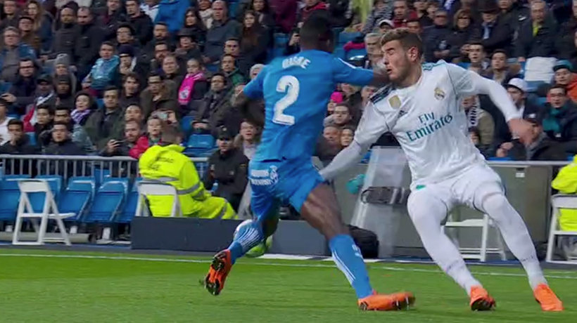 Theo Hernández recibe un duro golpe en el rostro