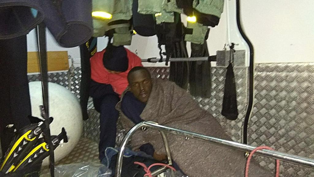 Un subsahariano, rescatado por los agentes tras naufragar la embarcación en  la costa de Ceuta.