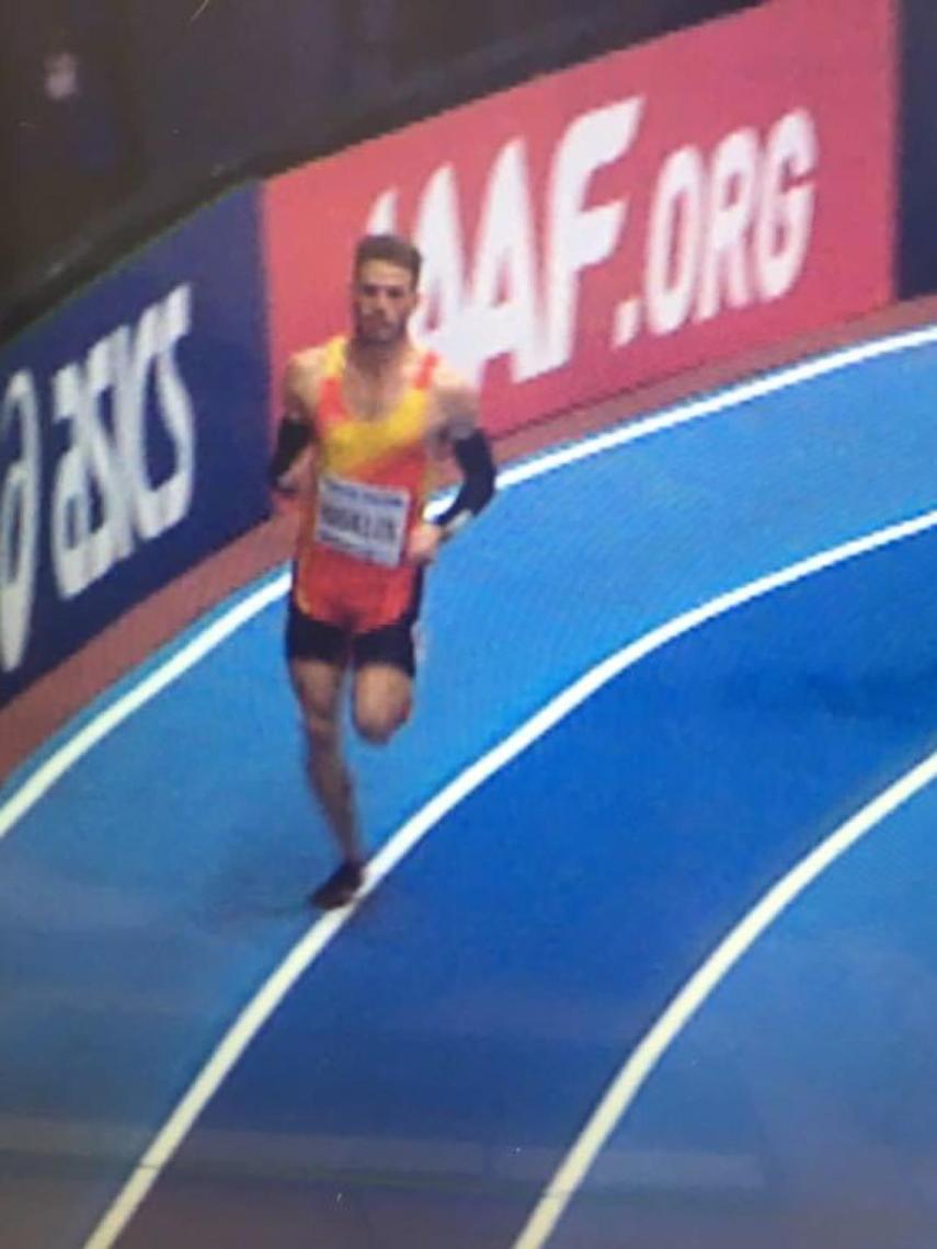 Husillos pisa la línea.