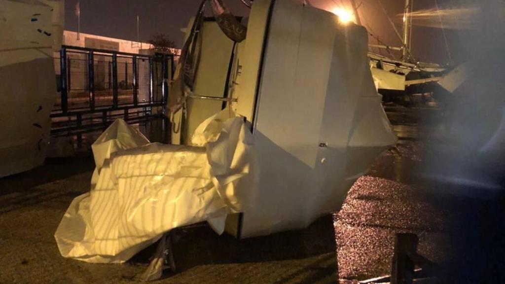 Uno de los barcos volcados