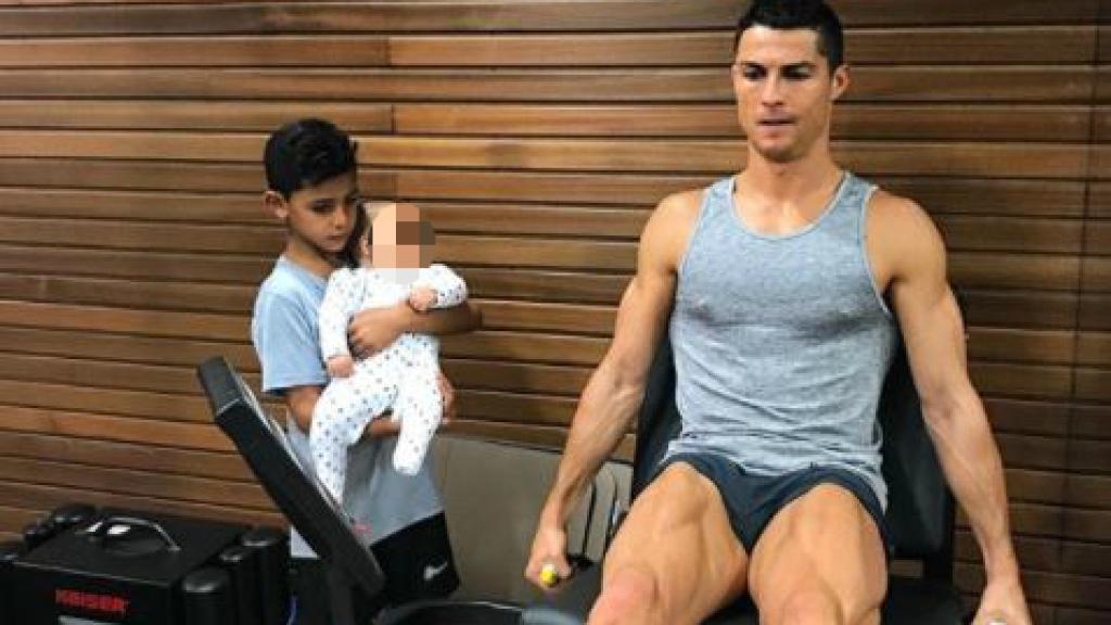 Cristiano Jr. sostiene a su hermano pequeño mientras admiran a su padre.