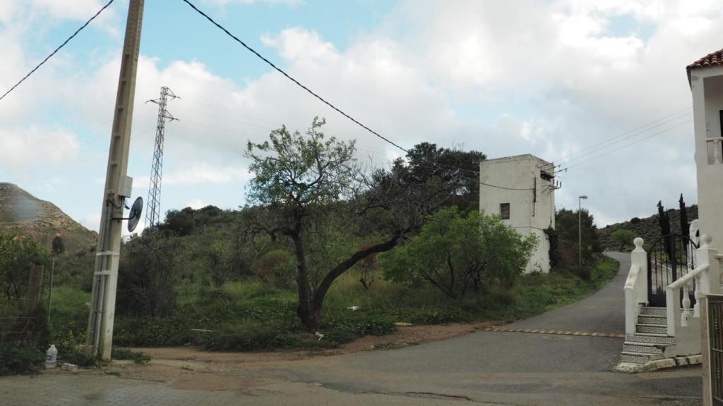 Por esta calle en dirección al carril de tierra giró la furgoneta que vieron dos vecinos de Las Hortichuelas, donde desapareció el menor.