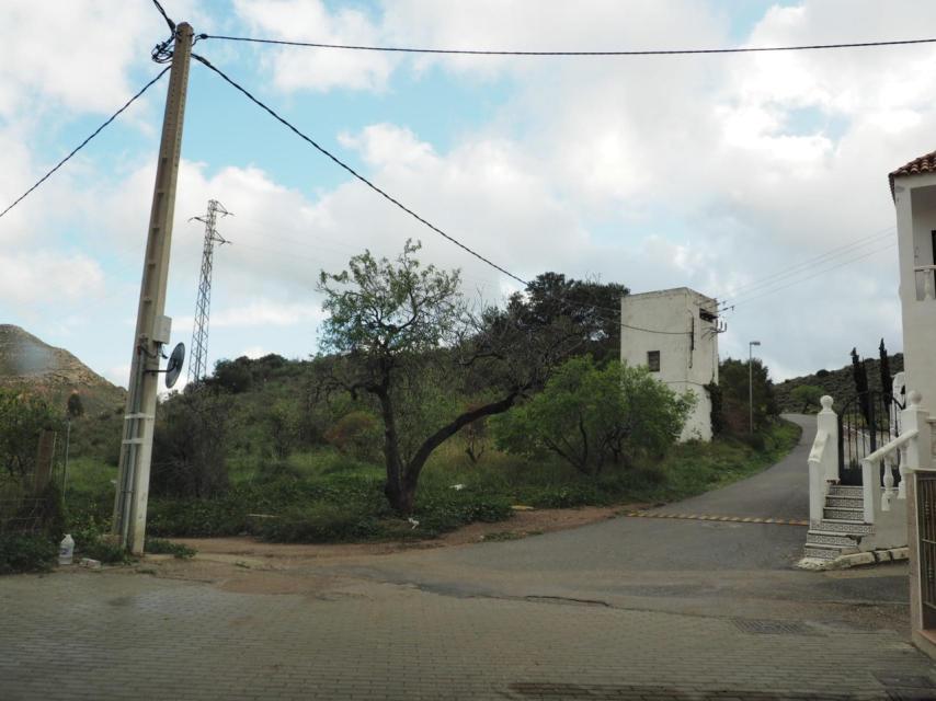 Por esta calle en dirección al carril de tierra giró la furgoneta que vieron dos vecinos de Las Hortichuelas, donde desapareció el menor.