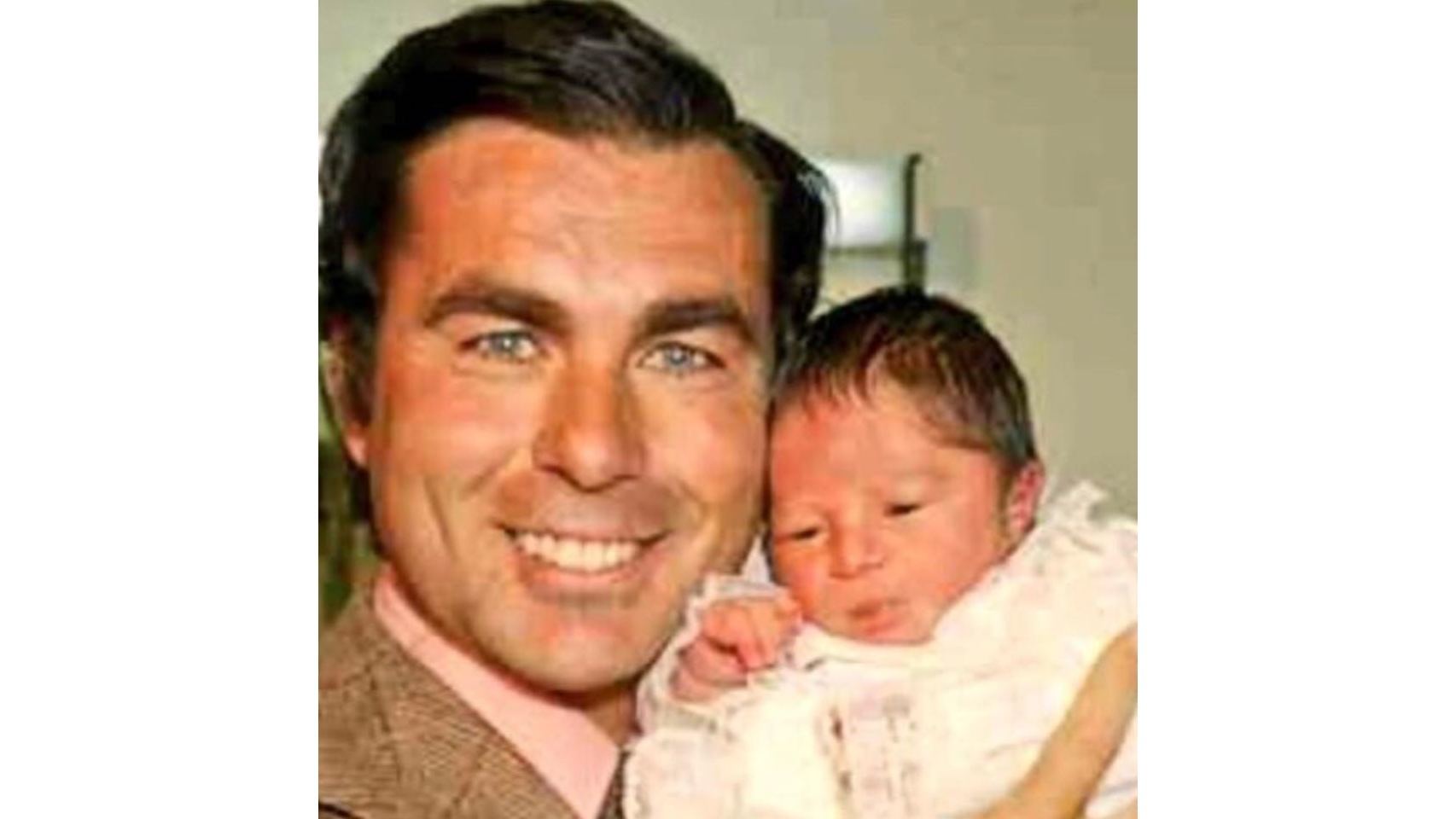 Kko Rivera recuerda con esta foto de cuando él era bebe a su padre, Paquirri. Son 33 años los que han pasado desde que su padre perdiera la vida en un aplaza de toros. El hijo de Isabel Pantoja le recuerda con un emotivo mensaje de recuerdo.