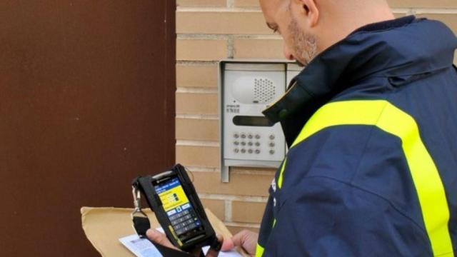 Un cartero reparte correspondencia