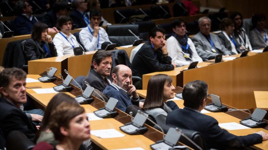 El presidente de Asturias, Javier Fernández, y el exvicepresidente Alfredo Pérez Rubalcaba, en el acto.