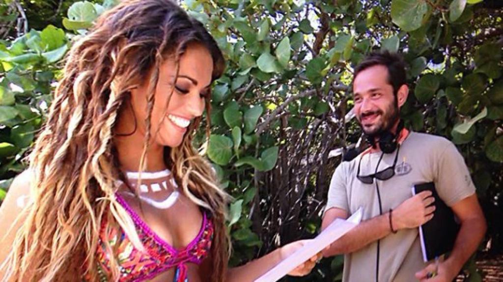 Lara Álvarez en una foto con un técnico de su equipo.