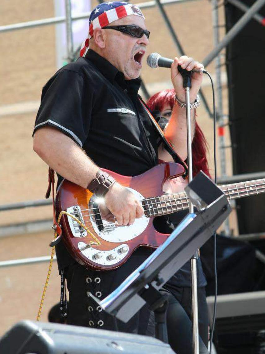 Karl Jacobi tocando el bajo