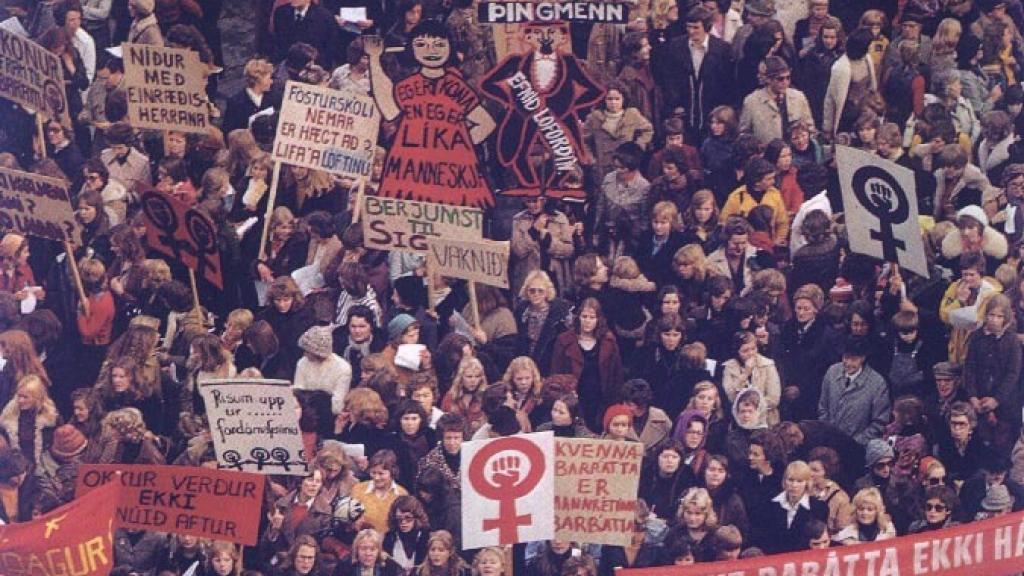 Manifestación de la huelga feminista en Reikiavik