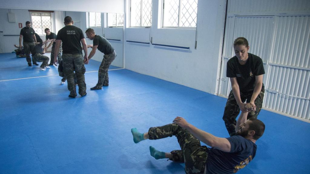Estefanía Guerrero, 27 años, dama legionaria, practicando artes marciales.