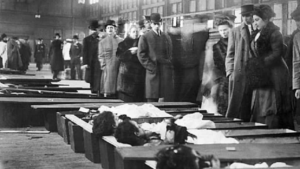 Unas 140 mujeres murieron en la fábrica Triangle Shirtwais de Nueva York (Estados Unidos)