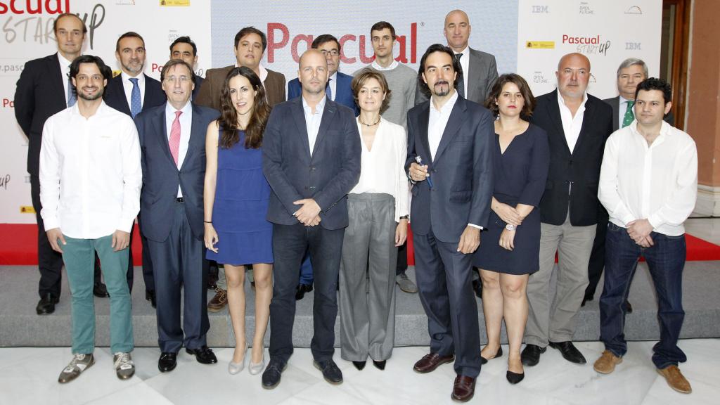 Finalistas de la I Edición de los Premios con la ministra de Agricultura, Pesca, Alimentación y Medio Ambiente.