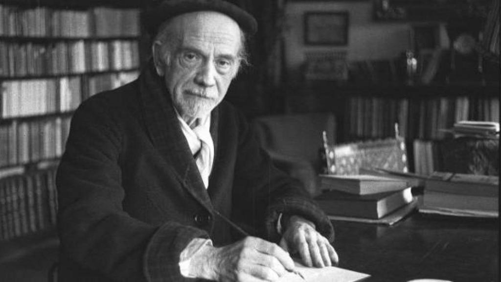 Pio Baroja, en una pose tradicionalmente exigida a los escritores de entonces: mirar a cámara con la pluma en la mano.