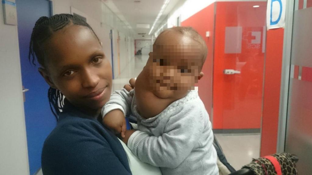 Montaca junto a su madre en el hospital donde sigue tratamiento.