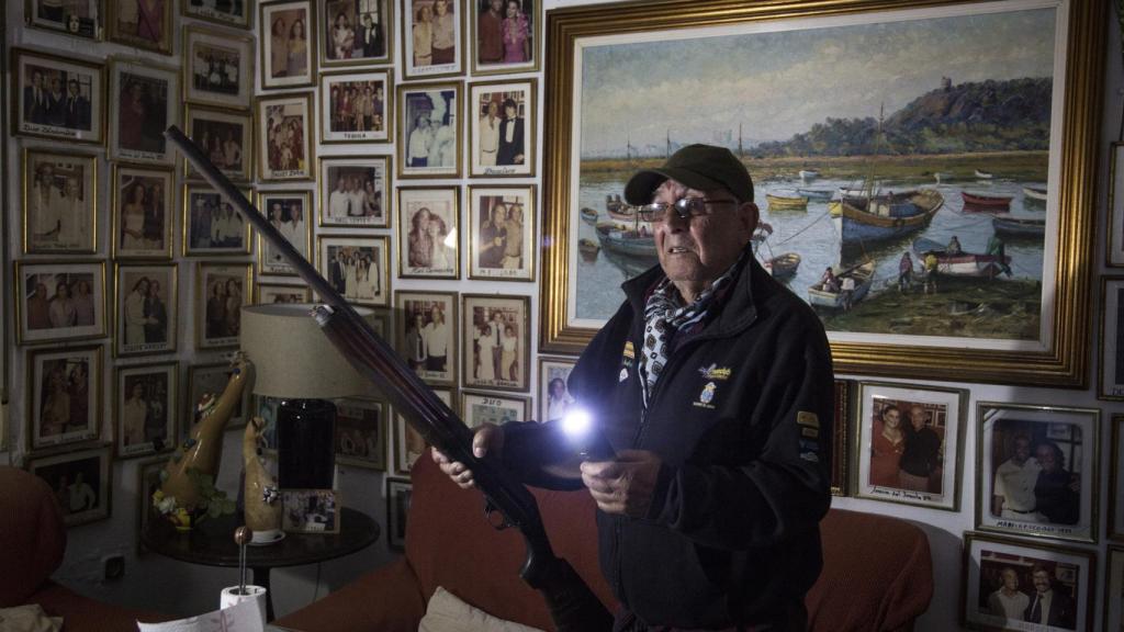 Raúl apenas duerme. Pasa las noches con una linterna y una escopeta estropeada para ahuyentar a los ladrones que se acercan a su domicilio.