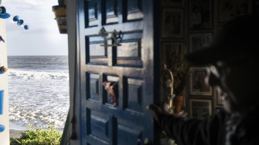 La puerta del domicilio hasta la que llegaron las olas en la anterior pleamar.