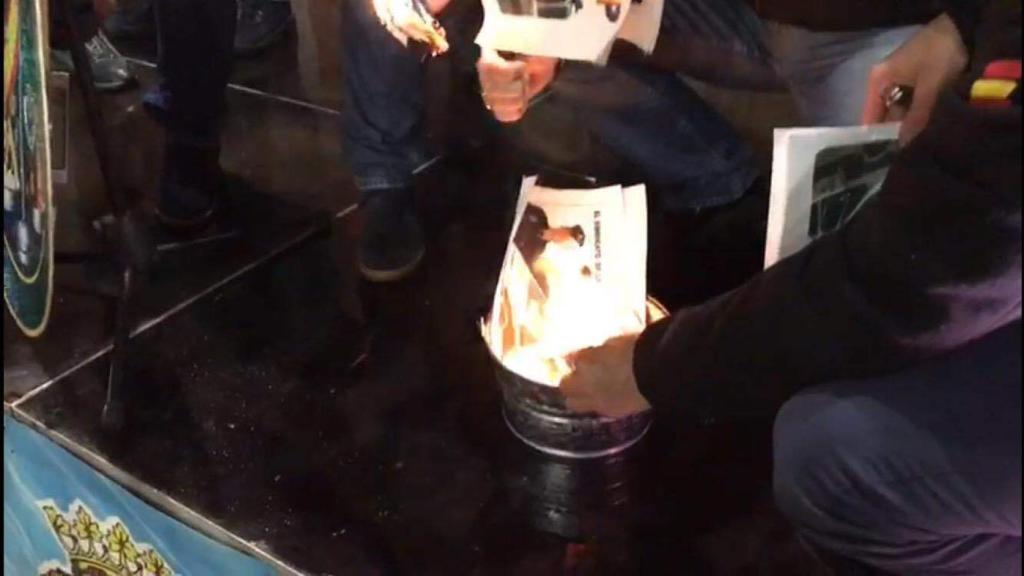 Agentes de policía queman fotos del sindicato SUP en una manifestación en Asturias