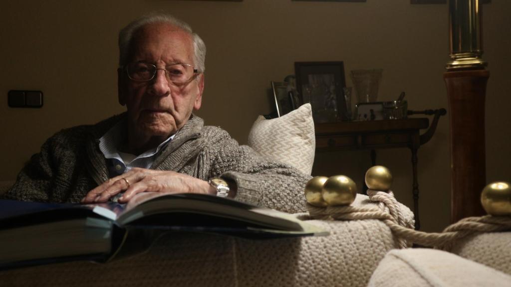 Arturo de Gregorio, con los brazos sobre un libro que recoge sus fotografías en Rusia.