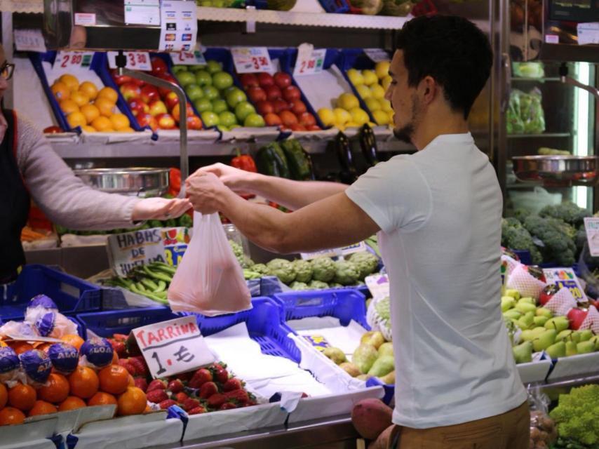 Carlos Ríos realizando unas compras en el mercado municipal de Huelva.