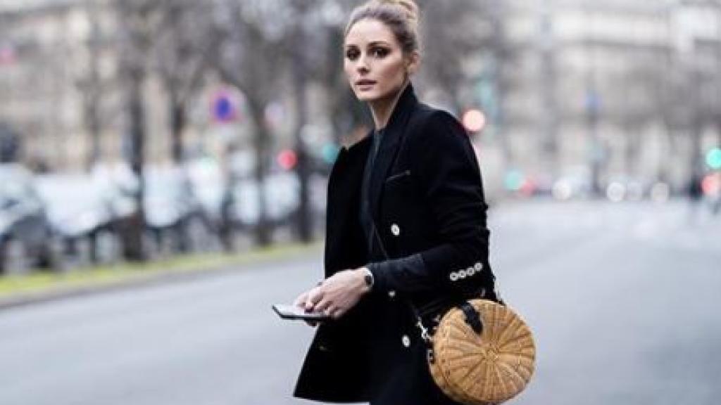 Olivia Palermo y su cesta de rafia.