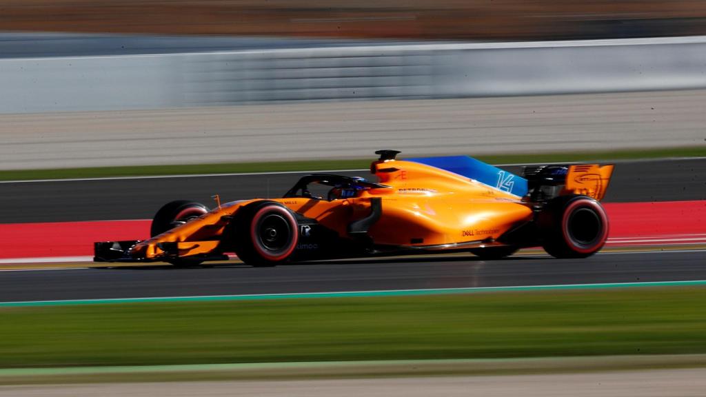 Fernando Alonso rueda en Montmeló.