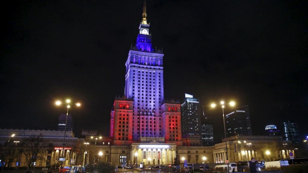 El Palacio de la Cultura de Varsovia alberga el multicine más popular de la ciudad, una universidad, varios museos y hasta un auditorio donde actuaron los Rolling Stones.