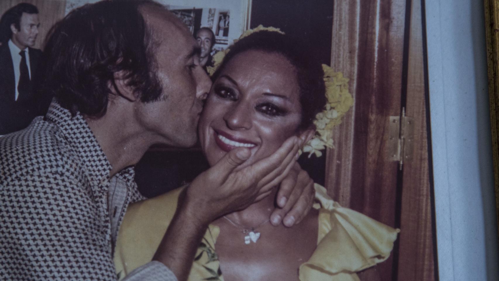 Algunos de los miles de cuadros que ocupan las paredes de la casa de Raúl García, exempresario del espectáculo en Lepe.