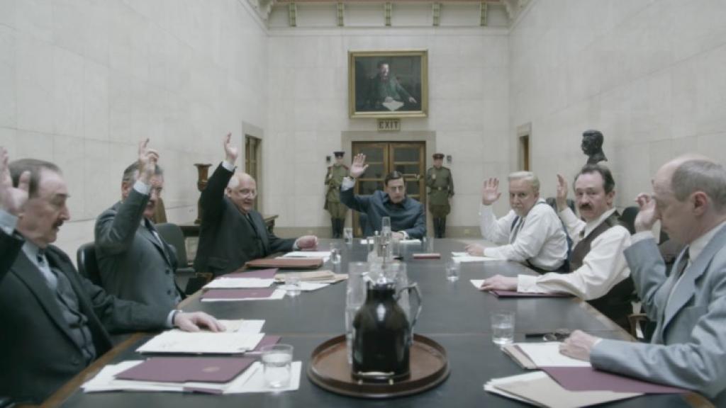 De izquierda a derecha, los actores que representan en 'La muerte de Stalin' a Kaganovich, Molotov, Beria, Malenkov, Bulganin, Mikoyan y Kruschev.