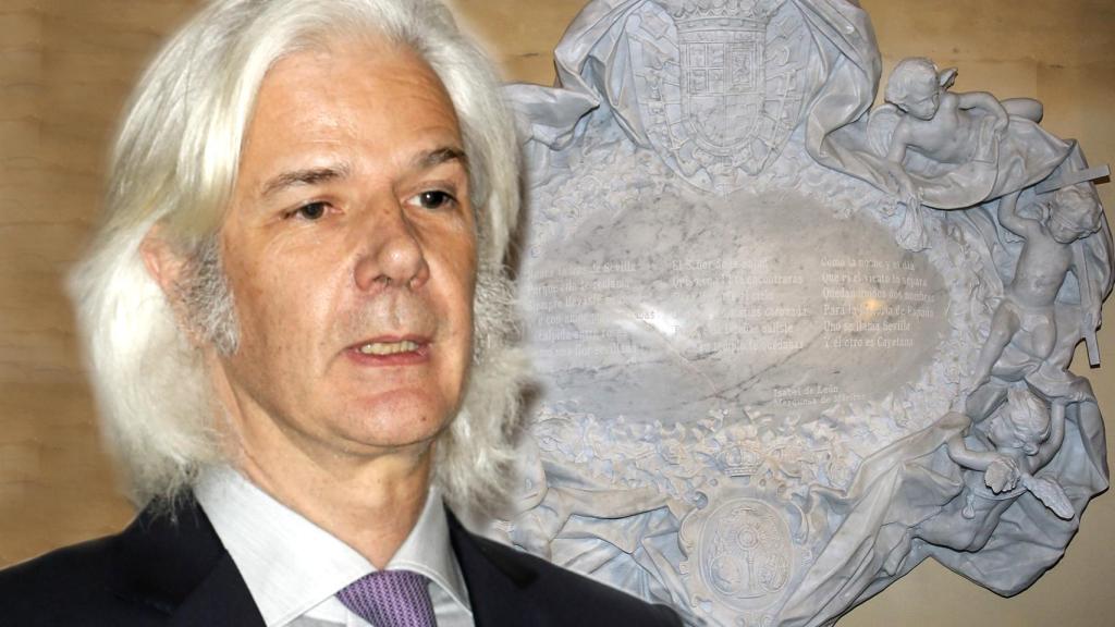 Jacobo y el monumento a su madre, de fondo.