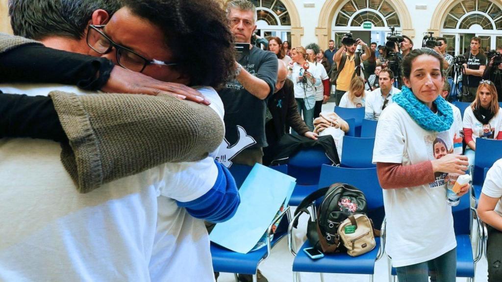 La madre de Gabriel observa el abrazo del padre del niño con Ana, su novia, el pasado viernes.