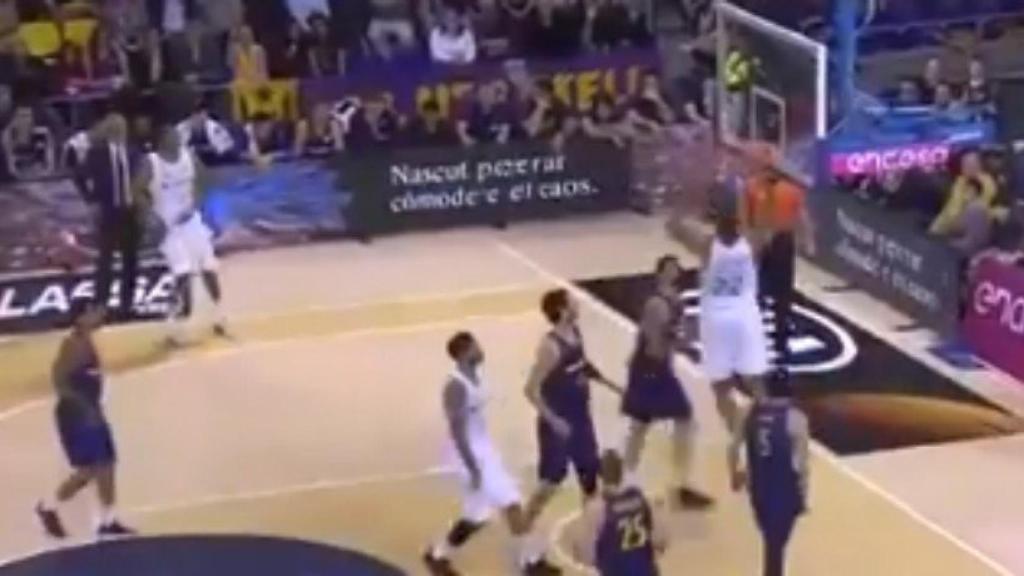 Walter Tavares machaca el aro