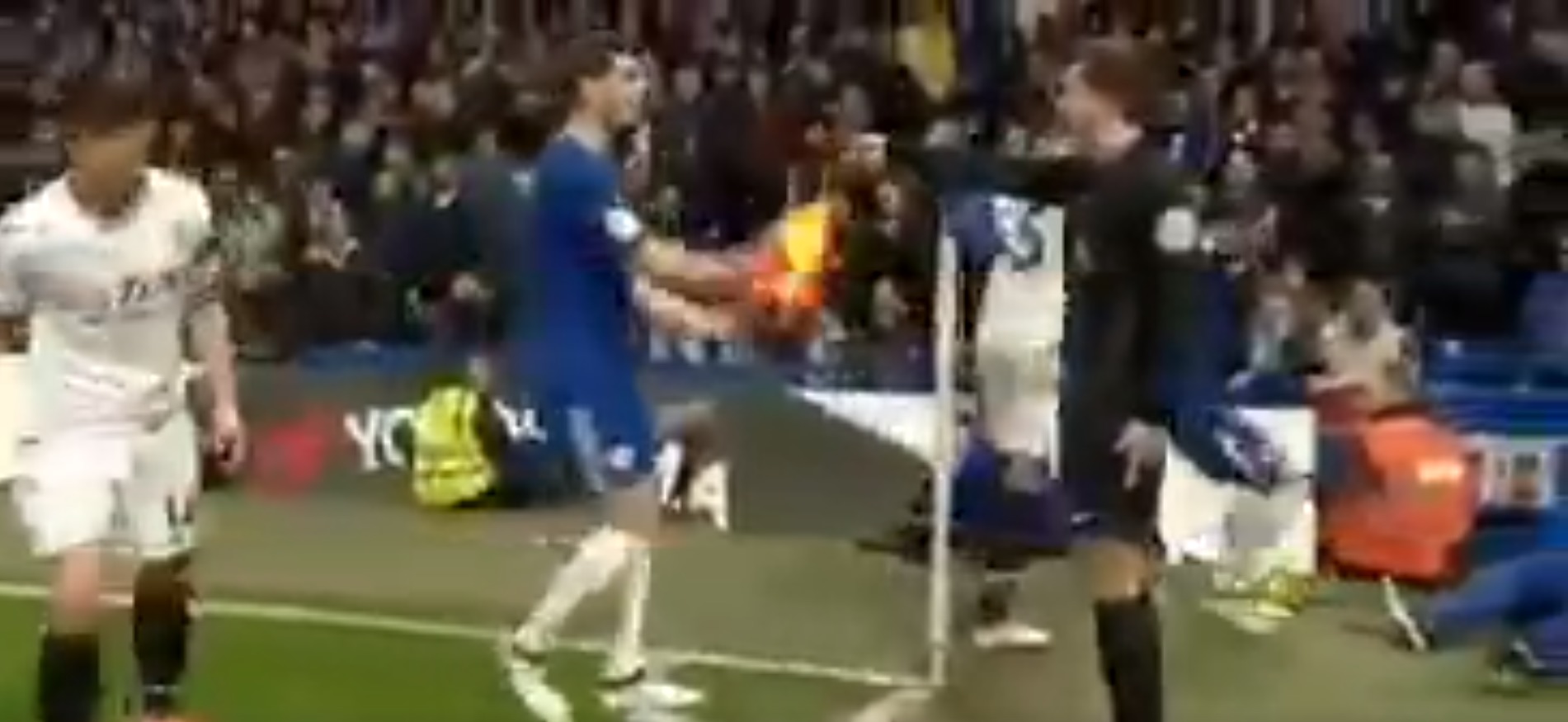 Morata tira el banderín del linier durante una protesta