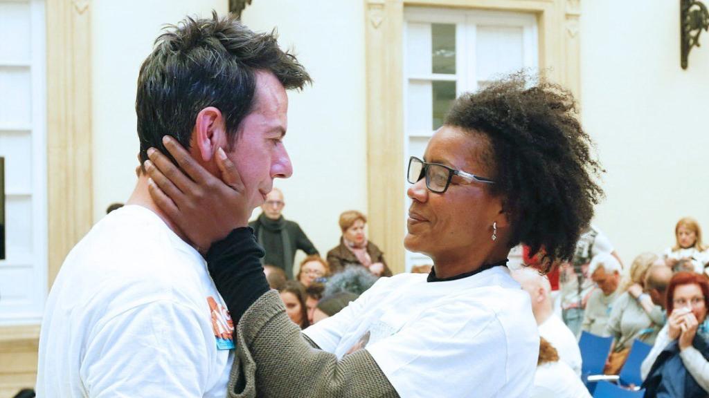 Así fingía mientras se buscaba a Gabriel. En la imagen, Ana Julia consuela al padre del niño durante una de las jornadas de búsqueda.