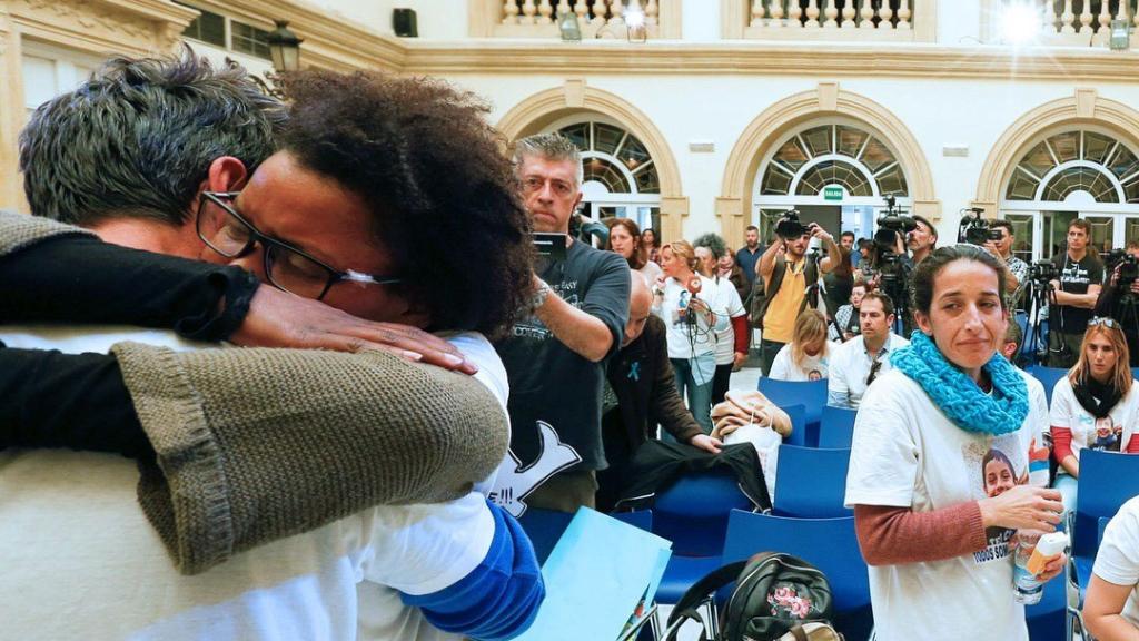 La madre de Gabriel observa el abrazo del padre del niño con Ana, su novia, el pasado viernes.