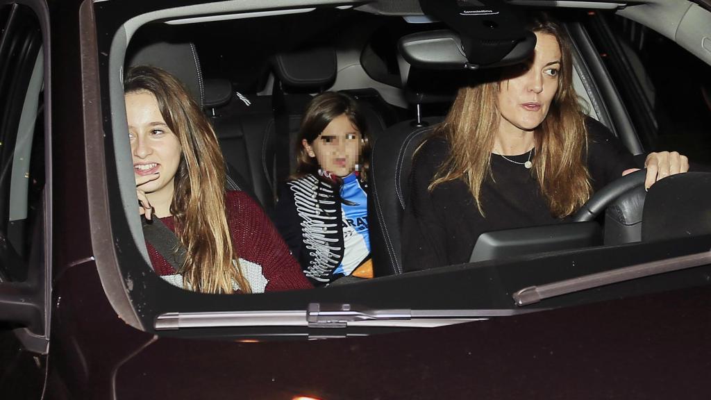 Daniella Bustamante en el coche junto a su madre y sus amigas. GTRES.