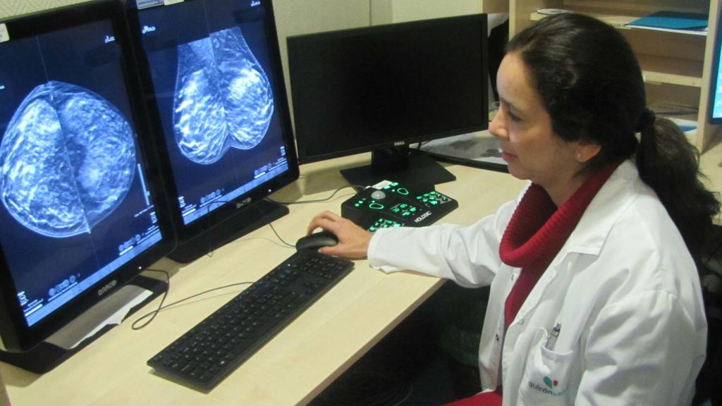 La tomosíntesis permite evitar segundas pruebas y biopsias.