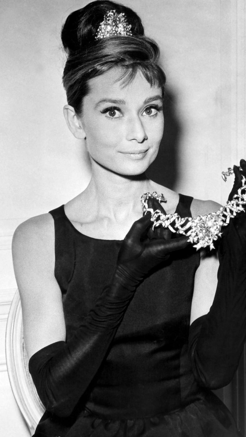 Audrey sonriendo.