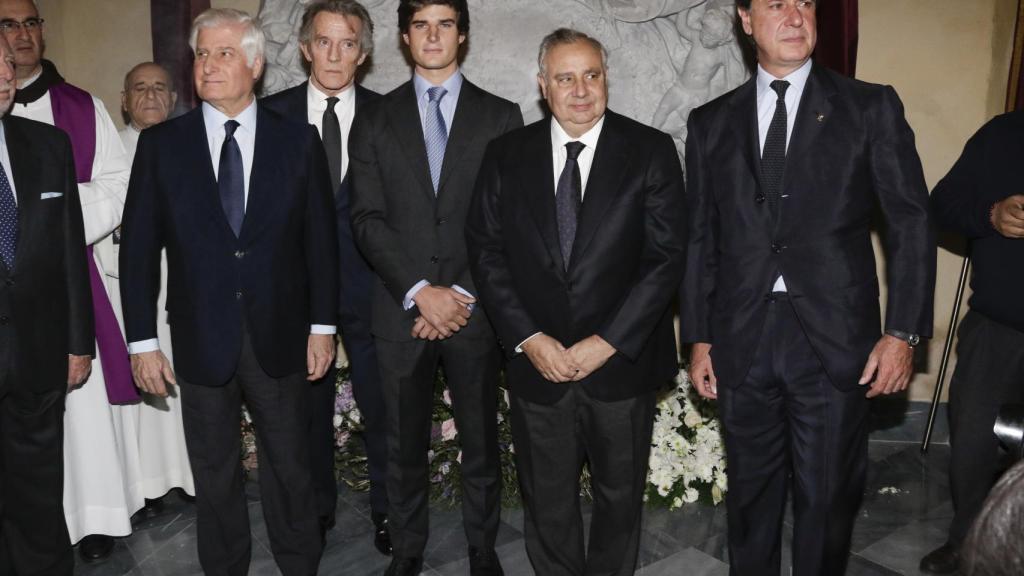 La familia posa ante la placa en honor a la duquesa.