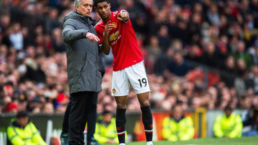 Mourinho conversa con Rashford.