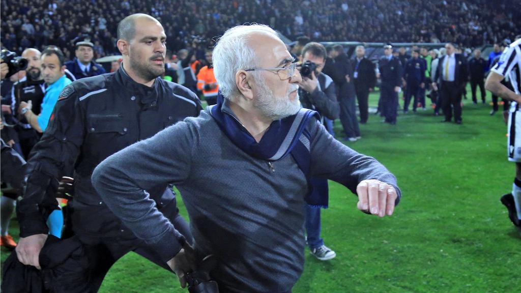 El presidente del PAOK al saltar al campo con su pistola.