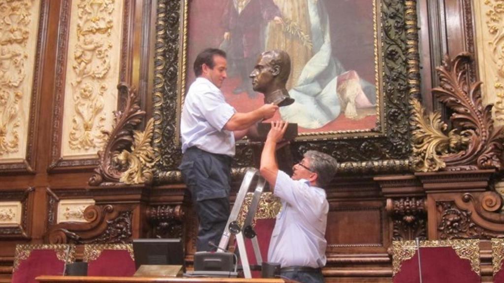 La retirada del busto.