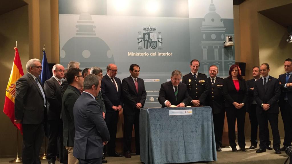 Zoido, en la firma del acuerdo esta mañana.